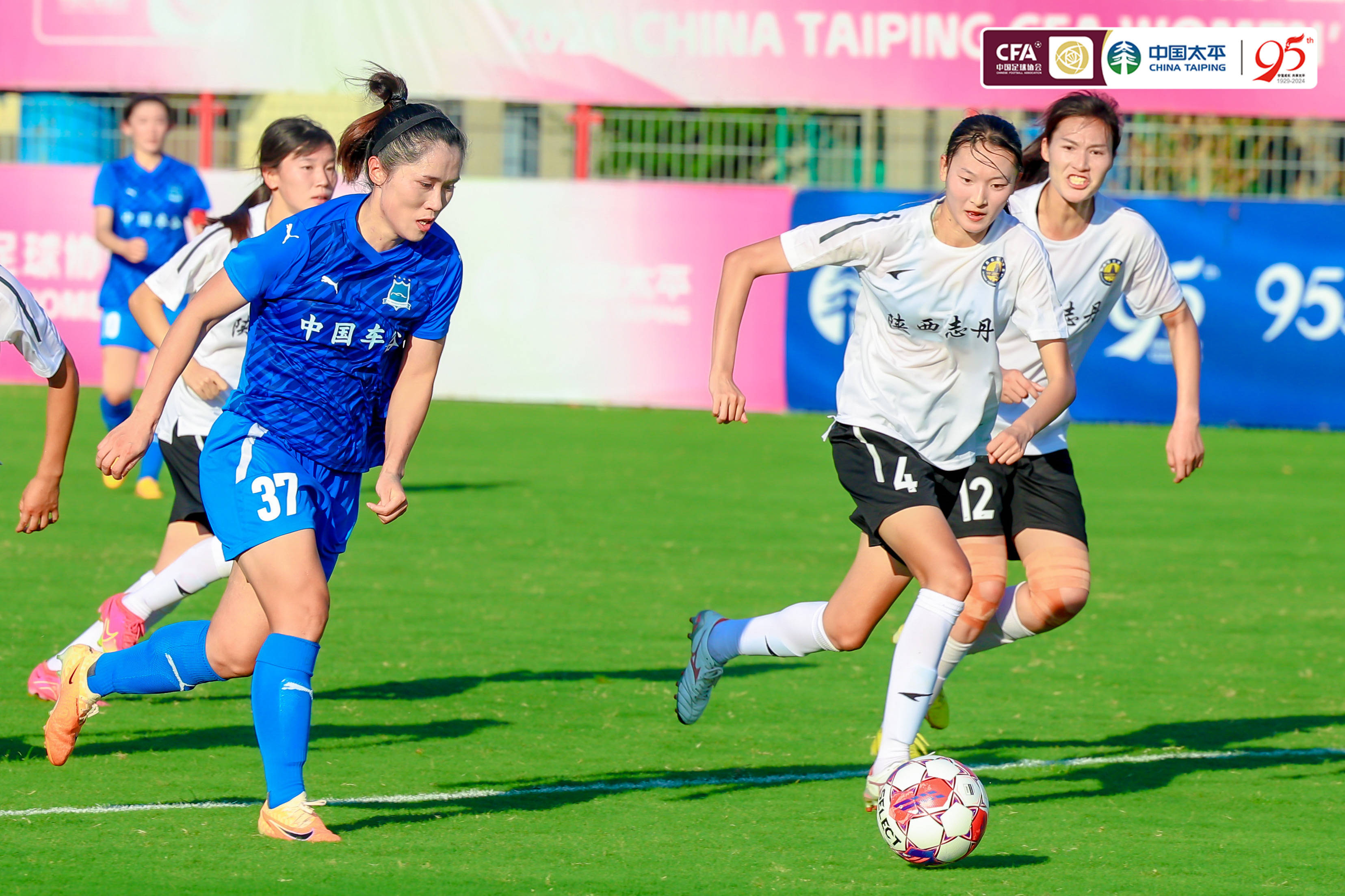 包含女足比赛球员参加公益活动，传递正能量的词条